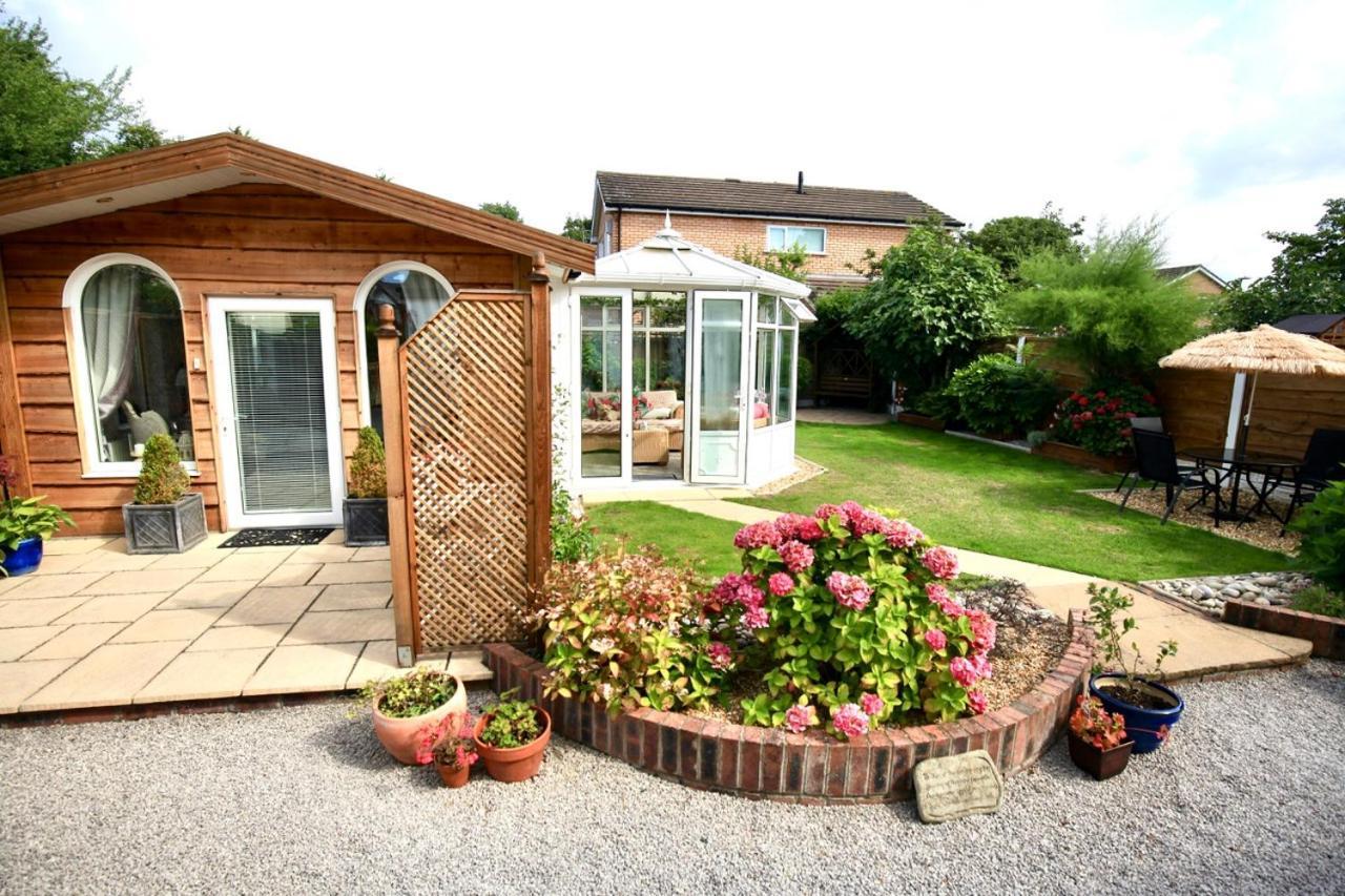 Formby Pinewood Studio Bed and Breakfast Buitenkant foto
