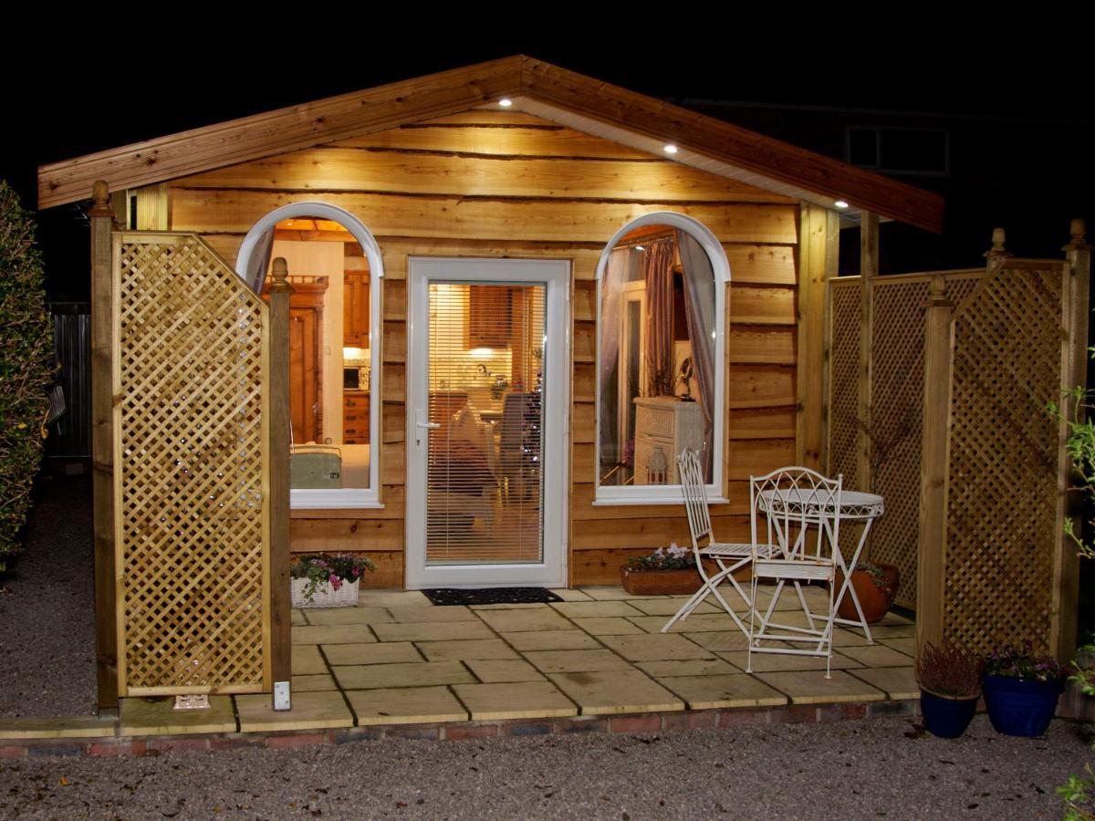 Formby Pinewood Studio Bed and Breakfast Buitenkant foto