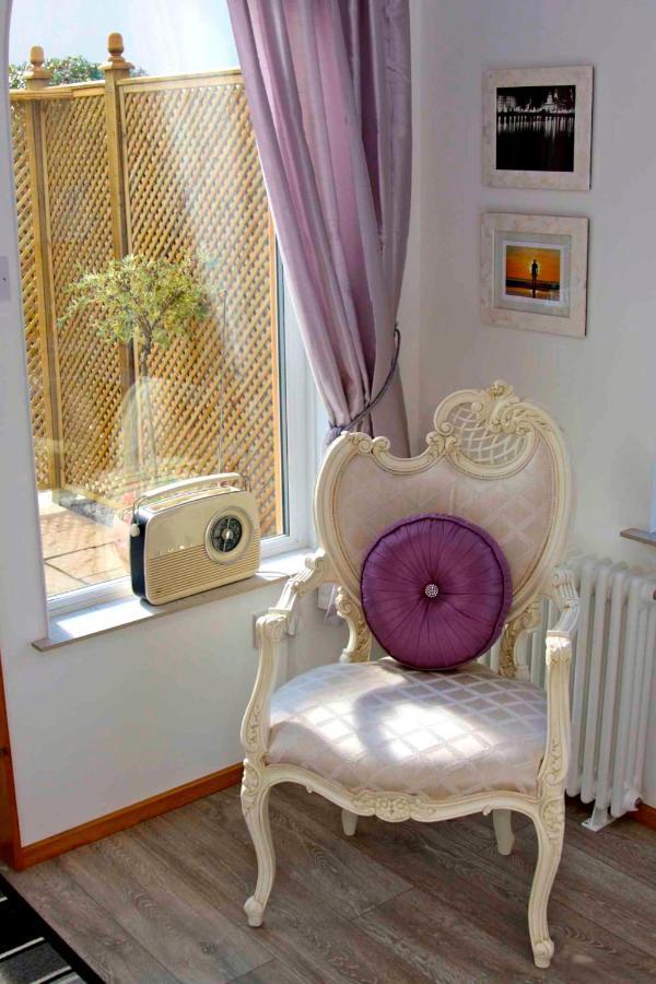 Formby Pinewood Studio Bed and Breakfast Buitenkant foto