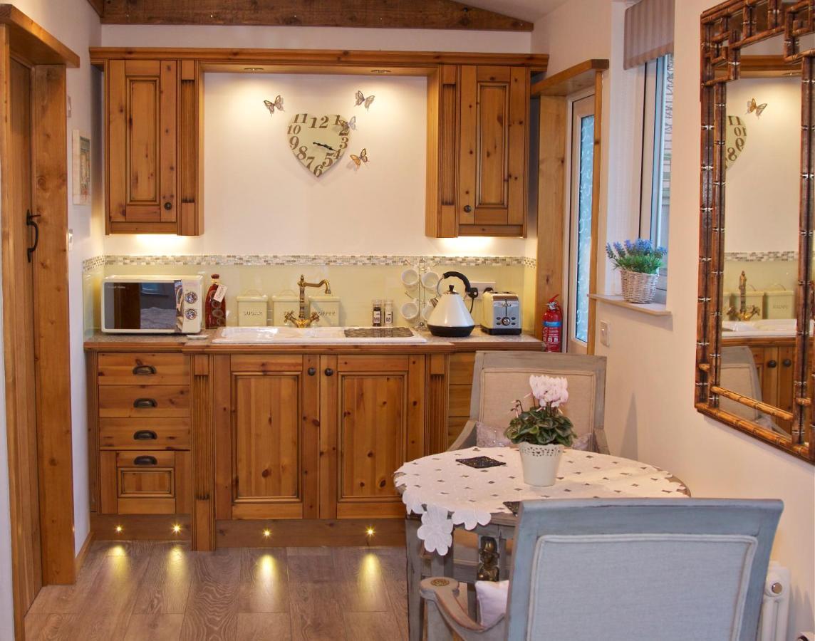 Formby Pinewood Studio Bed and Breakfast Buitenkant foto