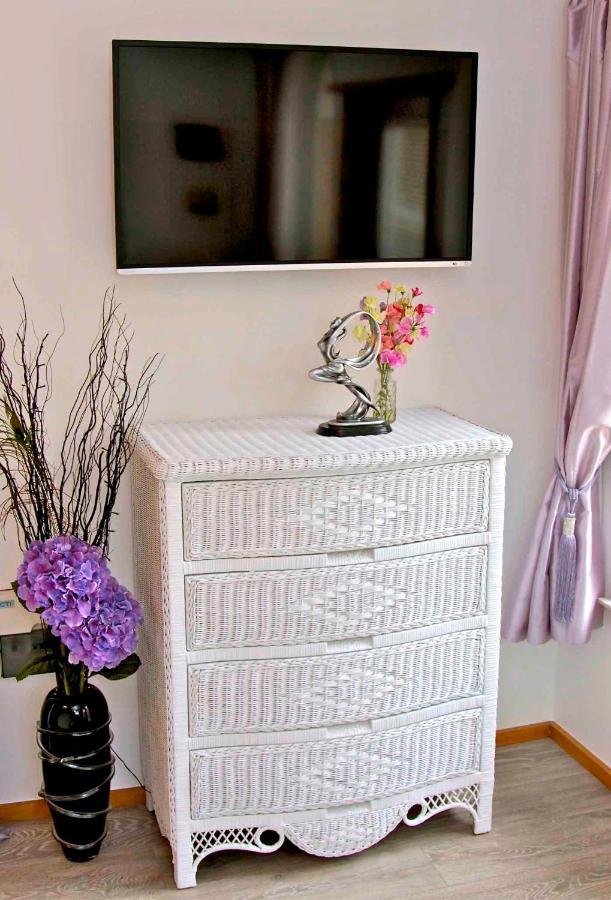 Formby Pinewood Studio Bed and Breakfast Buitenkant foto