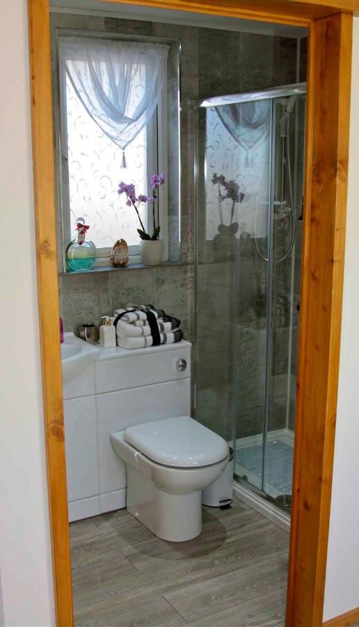 Formby Pinewood Studio Bed and Breakfast Buitenkant foto